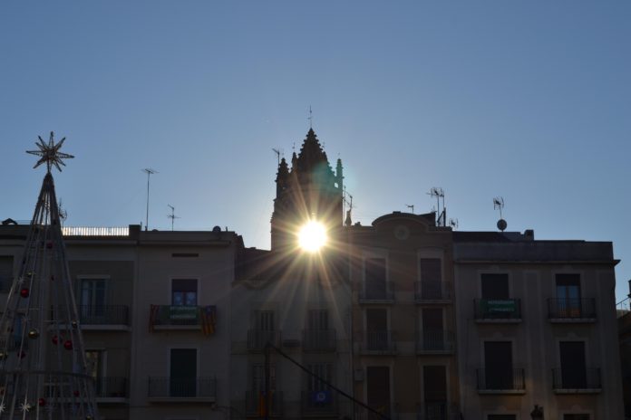 Reus reuneix desenes de persones per observar el solstici d'hivern a través de la Prioral