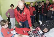 El primer equip del Reus Deportiu visita l'àrea de pediatria de l'Hospital