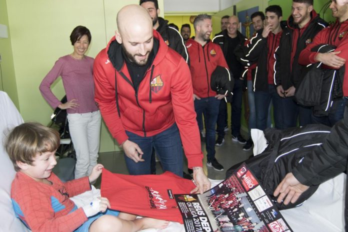 El primer equip del Reus Deportiu visita l'àrea de pediatria de l'Hospital