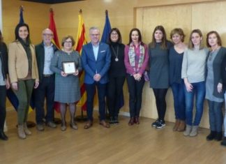L’alcalde lliura una placa a la professora Anna Llop en motiu de la seva jubilació