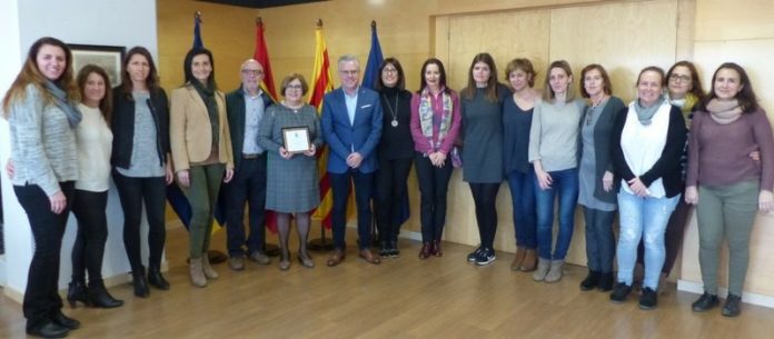 L’alcalde lliura una placa a la professora Anna Llop en motiu de la seva jubilació