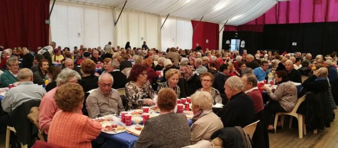 Prop de 340 persones es reuneixen a l’envelat en l’homenatge a la gent gran de Salou