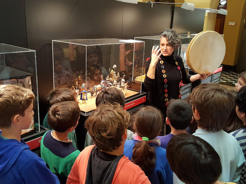 Un centenar de personatges de plastilina recorren la història de la música en una exposició al Pati de la Diputació de Tarragona