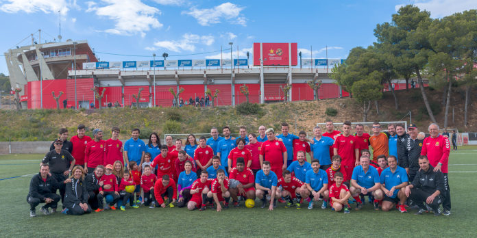 Una vintena de voluntaris de CaixaBank comparteixen entrenament amb l’equip Nàstic Genuine