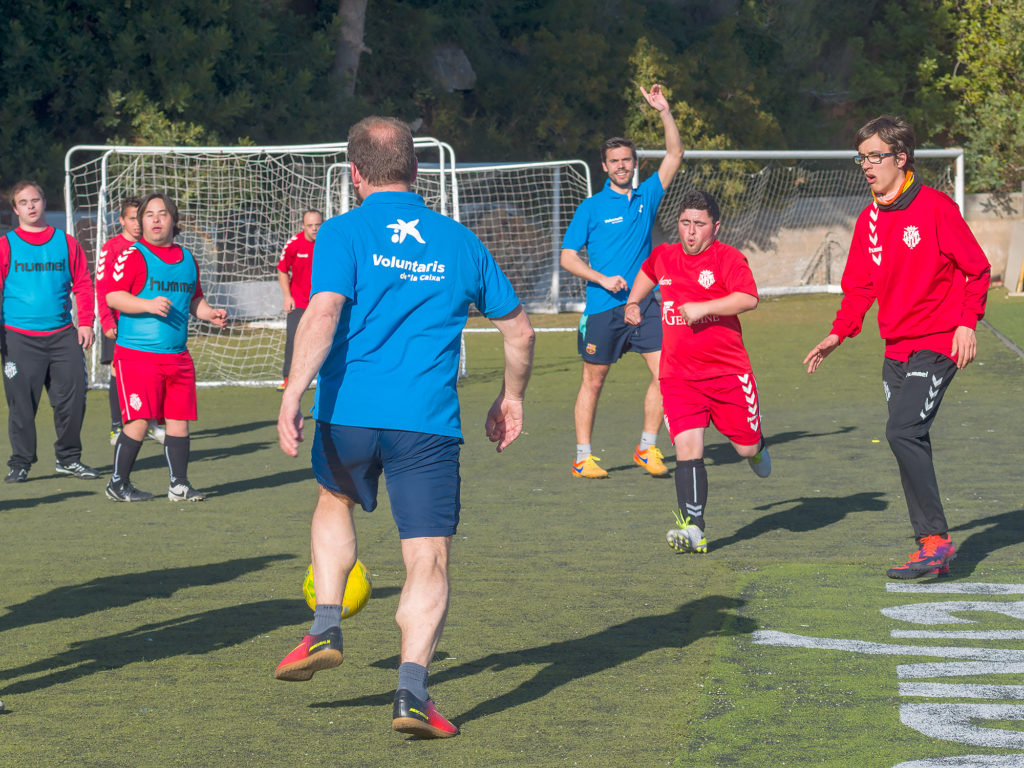 Una vintena de voluntaris de CaixaBank comparteixen entrenament amb l’equip Nàstic Genuine