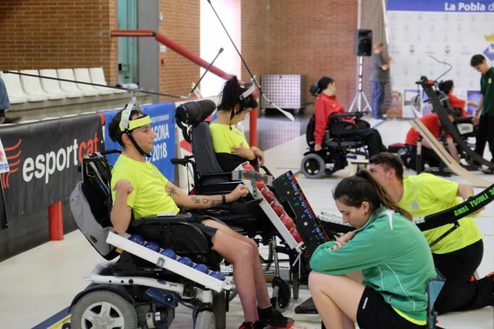 Emoció, superació, esforç i èxit són les paraules que, més enllà dels resultats esportius que s'hi van produir, van poder sentir tots aquells que, dissabte passat, van acudir al Pavelló municipal de La Pobla de Mafumet per competir, assistir, arbitrar o presenciar el Campionat de Catalunya de Boccia. Aquest és un esport paralímpic poc conegut però que possibilita la participació de jugadors amb alts nivells de discapacitat física. Els seus orígens es remunten a la Grècia clàssics, sent rescatat a la dècada dels 80 pels països nòrdics, els quals el varen adaptar a les persones amb minusvàlua. Aquest esport té una semblança amb la petanca, encara que es diferencia en el material, les dimensions del camp i en algunes normes del joc, podent disputar-se en equips i/o individualment. Pel que fa al Campionat de Catalunya celebrat a La Pobla, va reunir fins a 21 esportistes de 7 clubs diferents d'arreu de Catalunya, en una jornada esportiva marcada per una important càrrega emotiva, atès que dos competidors locals es jugaven la seva permanència en Divisió d'Honor, la màxima categoria individual d'aquest esport al qual Dow ofereix el seu suport des de fa cinc anys. En aquest sentit, Rubèn Coch i Adrià Abadia, membres de l'equip CEPACET-DOW, van competir a un gran nivell, posant-se el públic a la butxaca. A més, Rubèn Coch va assolir l'objectiu de la permanència en la màxima categoria de la boccia catalana. Tant el Rubèn com l'Adrià van agrair el suport i la possibilitat de competir a prop de casa, en una jornada que recordaran llargament i que va permetre difondre aquesta modalitat esportiva entre un públic que no hi està acostumat però que, gràcies a esdeveniments com el celebrat dissabte a La Pobla, van guanyant en reconeixement entre la societat. Un cop finalitzada la competició va donar inici el lliurament de medalles entre els participants d'un campionat que va ser possible gràcies a la col·laboració de l'Ajuntament de La Pobla de Mafumet, dels voluntaris del municipi i membres d'entitats locals, com ara el Club Petanca, així com també dels voluntaris de Dow que van voler contribuir al correcte desenvolupament d'aquesta jornada esportiva, que també va comptar amb representació institucional de Dow a través de Josep Boronat, Ignasi Cañagueral i Jaume Sariol.