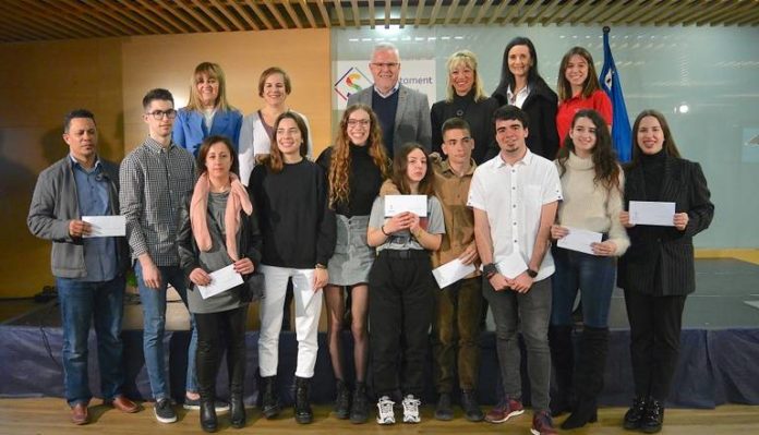 L’AJUNTAMENT DE SALOU LLIURA 10 BEQUES UNIVERSITÀRIES ALS ESTUDIANTS DEL MUNICIPI PEL MILLOR RENDIMENT ACADÈMIC