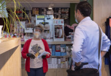Salou informa que els establiments comercials enca-ra poden sol·licitar mascaretes