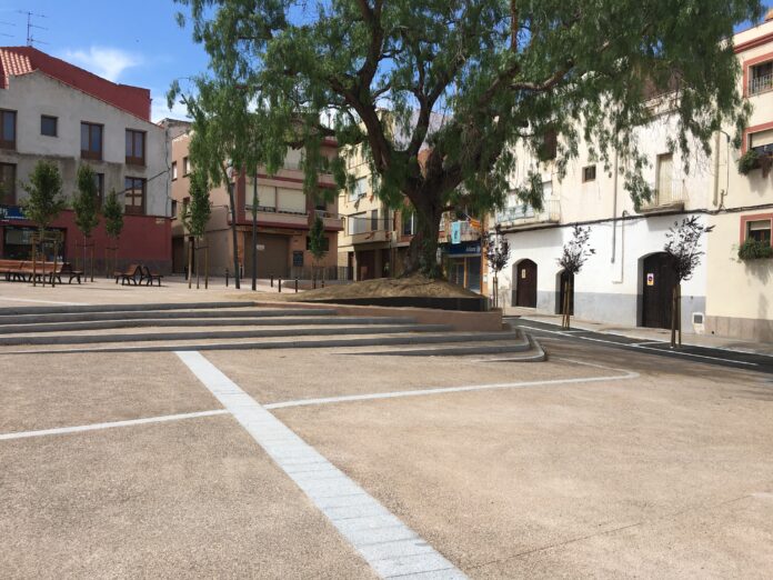 L’Ajuntament obre la plaça Miramar de Mont-roig del Camp als vianants