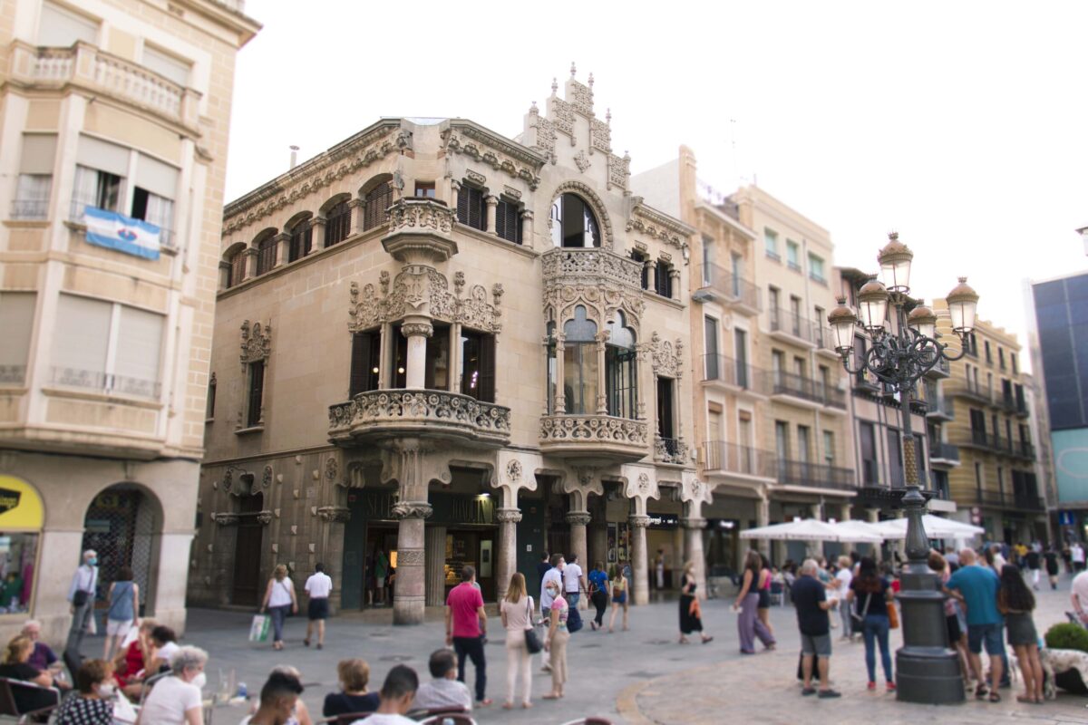 El capcer reconstruït ja llueix a la façana de la Casa Navàs