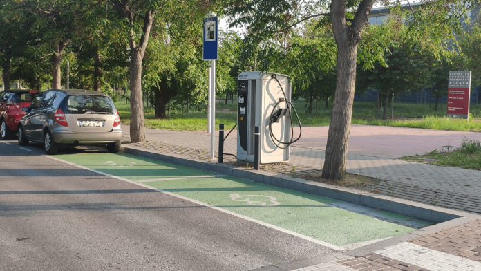 Salou posa en marxa dos nous punts de càrrega ràpida per a vehicles elèctrics