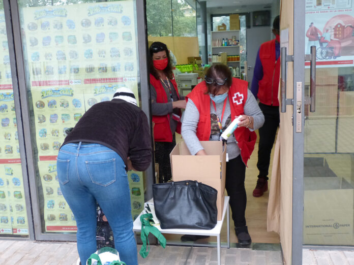 Creu Roja Salou atén les famílies vulnerables, amb el suport de l'Ajuntament, repartint 6 tones d’aliments