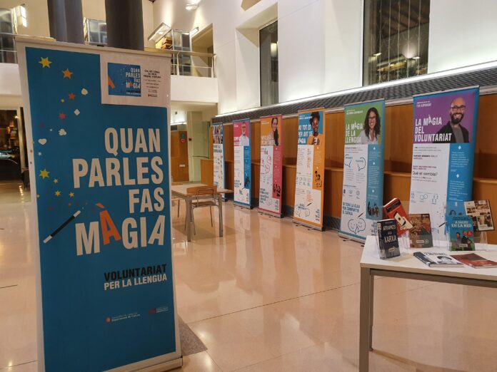 Arriba a Reus l’exposició “Quan parles fas màgia” del Voluntariat per la llengua