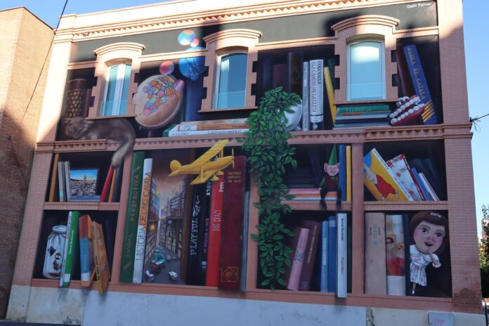 La Biblioteca Xavier Amorós llueix un gran mural a la façana lateral