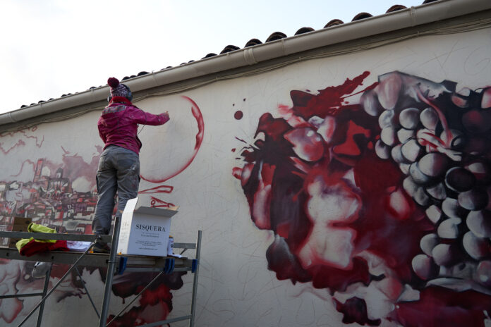 Lily Brick recrea la història de Cellers Tarroné en un mural artístic a Batea