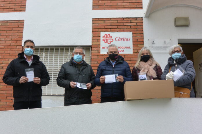 Salou dona 600 mascaretes solidàries, confeccionades a mà pel Grup de Dones, a Càritas Interparroquial