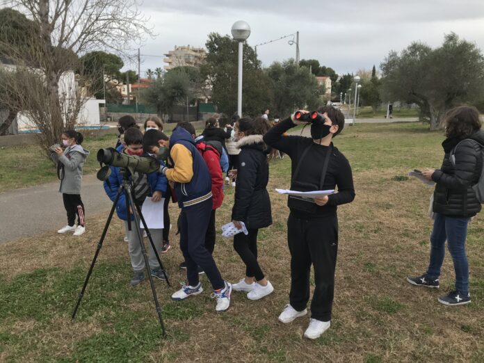 Salou promou l'activitat d'observació dels moixons per als estudiants del municipi