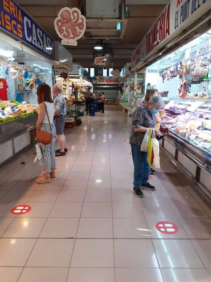 Avancen els tràmits per mantenir els contractes d'arrendament dels paradistes del Mercat del Carrilet