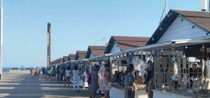 El Mercadet de l'Espigó de Salou es pot visitar cada dia, des de les 19h fins a mitjanit; i restarà obert fins el 15 de setembre El Mercadet de l'Espigó de Salou es pot visitar cada dia, des de les 19h fins a mitjanit; i restarà obert fins el 15 de setembre