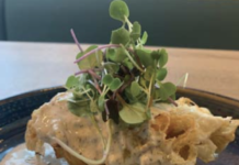 Ou ‘eco’ amb crema de bolets i all negre, en pa de croissant, amb guacamole; un dels plats de MRKT de Edu Cuesta, per al Tasta Salou.