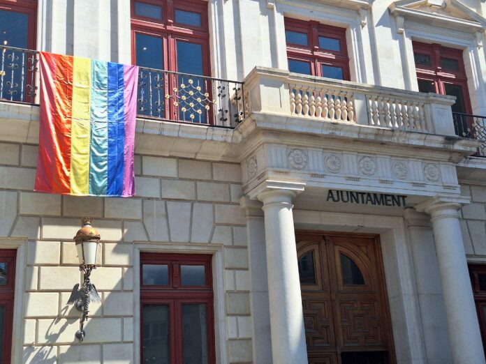 Domàs LGTBI penjat al balcó de l'Ajuntament-20250516112415