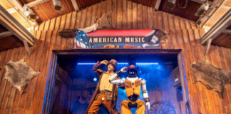 PortAventura World estrena una animació amb robots humanoides al Far West