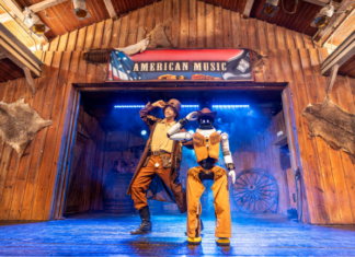 PortAventura World estrena una animació amb robots humanoides al Far West