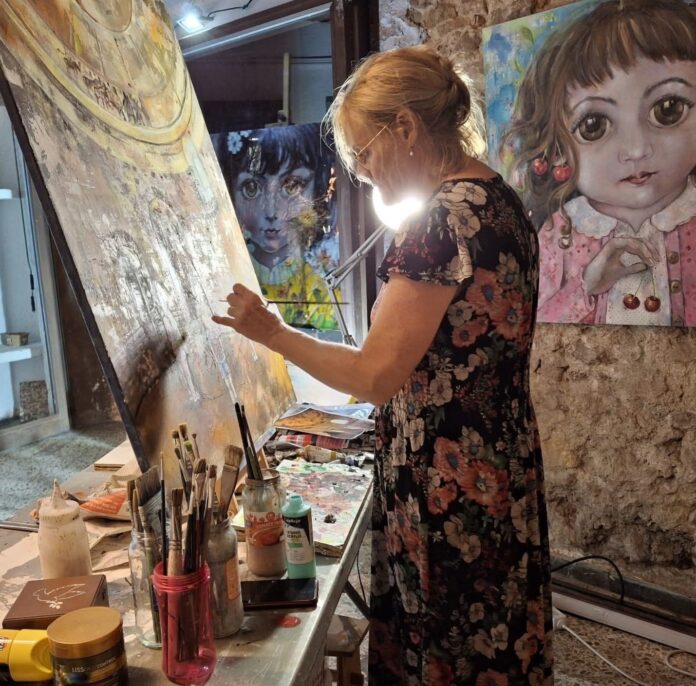 1_Myriam Arnol creant al seu taller